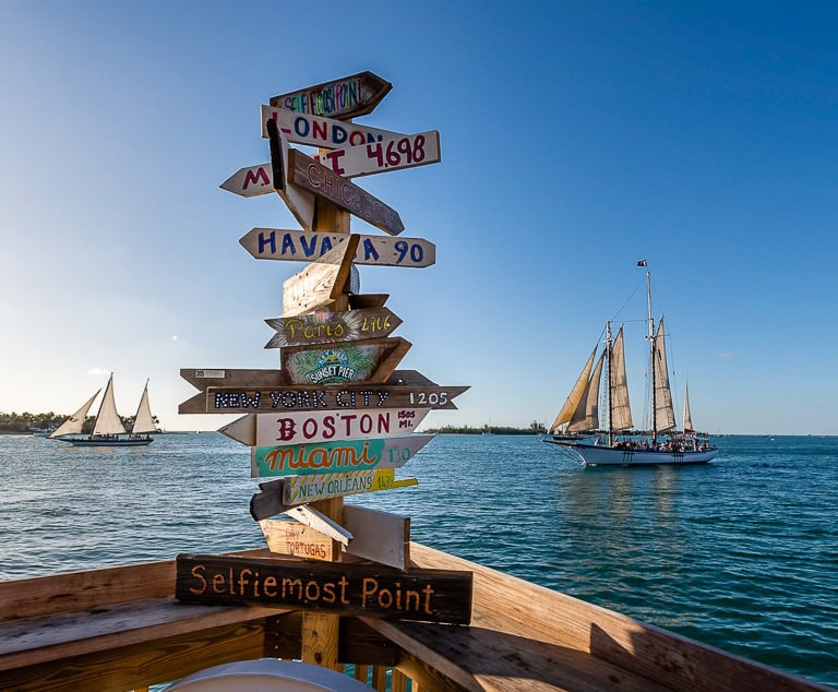 Panneaux indiquant les différentes destinations et leurs distance de Key West.