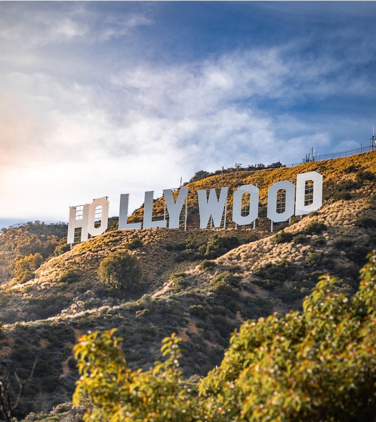 Vue des lettres Hollywood sur la colline.